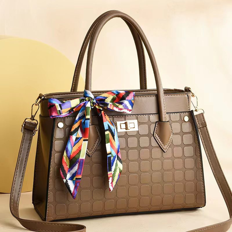 2022 autumn winter new handbag trend women's bag manufacturers wholesale a single shoulder bag 16096 Application Scenario
