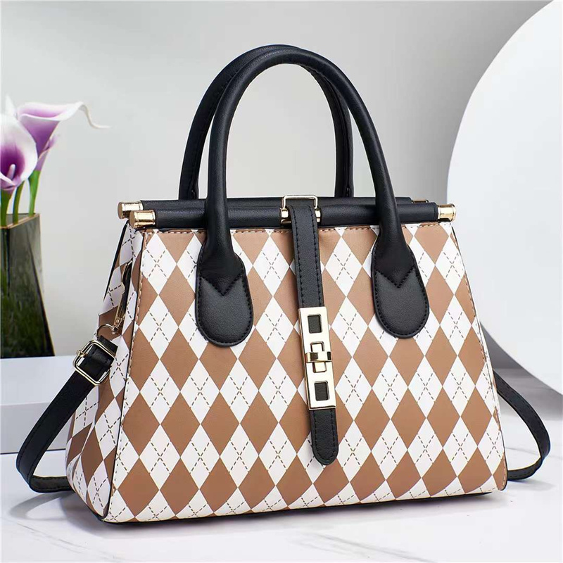 2022 autumn winter new handbag trend women's bag manufacturers wholesale a single shoulder bag 16097 Application Scenario