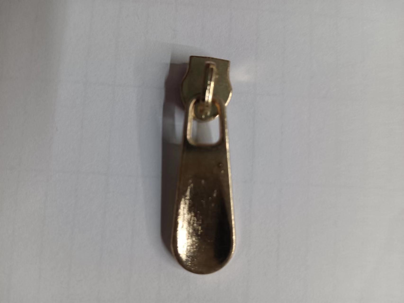 Zipper 15 factory wholesale luggage and tent zipper pulls, metal color zinc alloy, can be selected as large-bottom long plate zipper pulls Application Scenario