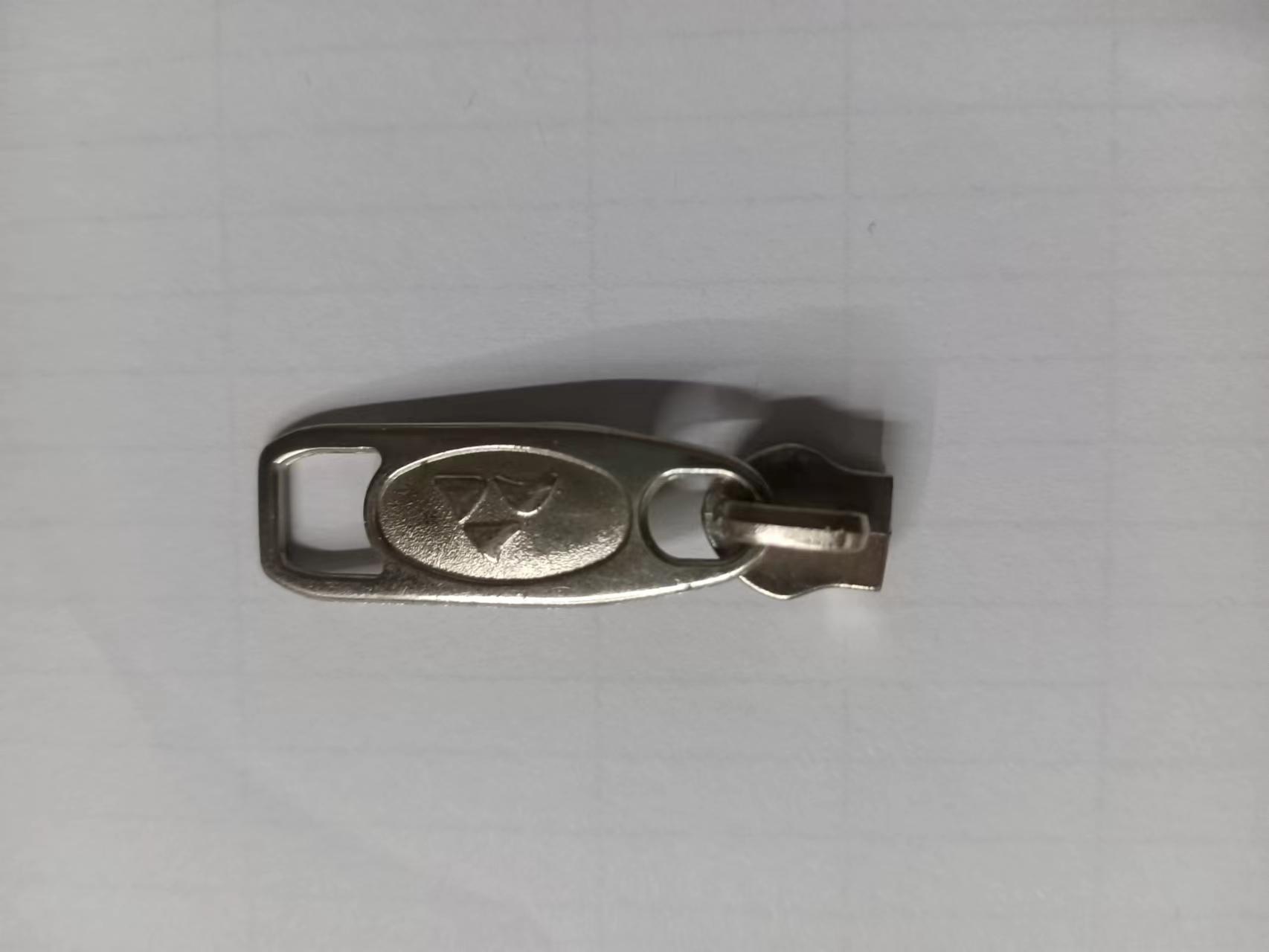 Zipper 13 factory wholesale luggage and tent zipper pulls, metal color zinc alloy, can be selected as large-bottom long plate zipper pulls Specification image