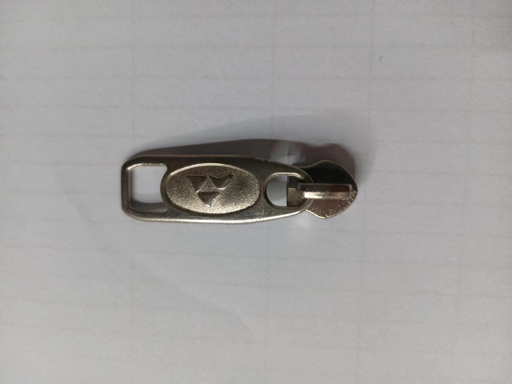 Zipper 6 factory wholesale luggage and tent zipper pulls, metal color zinc alloy, can be selected as large-bottom long plate zipper pulls Application Scenario