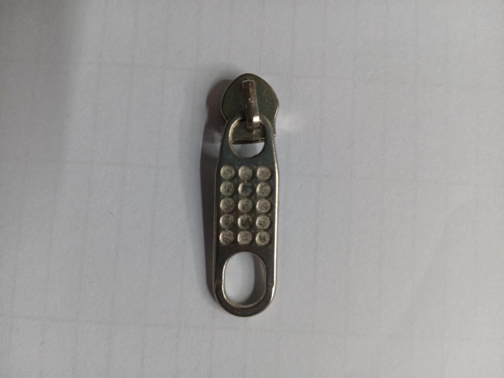 Zipper 15 factory wholesale luggage and tent zipper pulls, metal color zinc alloy, can be selected as large-bottom long plate zipper pulls Specification image