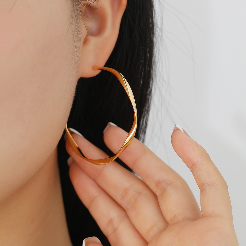 Feather Butterfly New Niche Design Cold Wind Big Circle Fashion All Matching Temperament Earrings Stud Feather Butterfly Jewelry Application Scenario