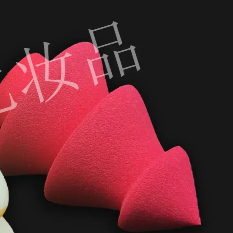 Hydrophilic non-latex Christmas tree-shaped oblique cut powder puff enlarges when soaked in water. 40*60mm Christmas tree single-color powder puff Specification image
