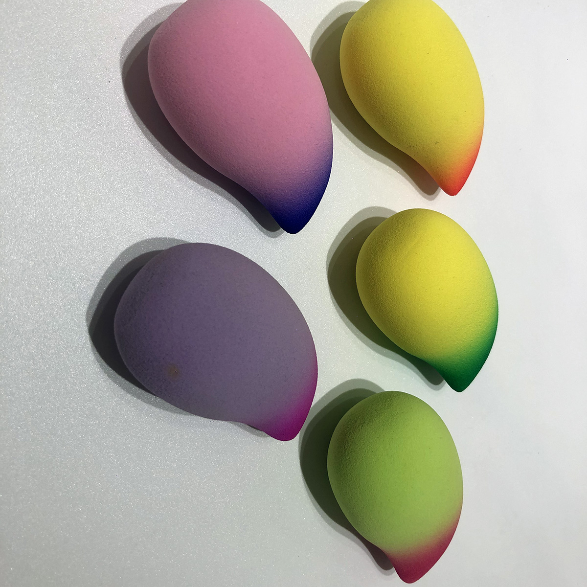 Factory direct sales of super cute ghost peach macaron beauty eggs. The appearance level is super amazing details Picture