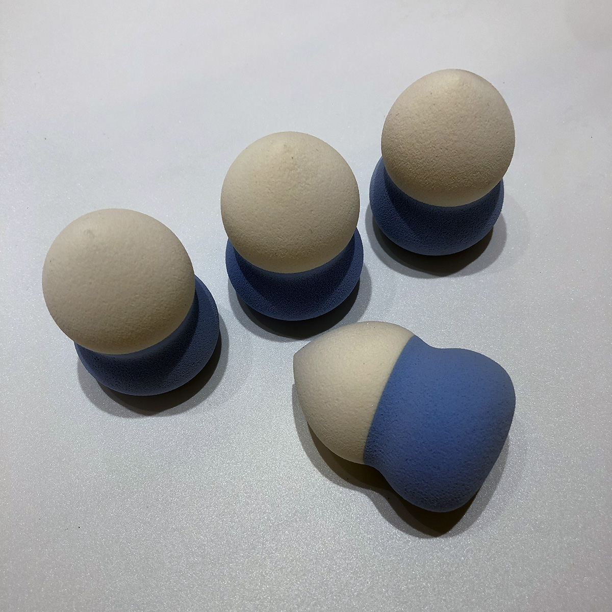 Factory direct sales of super cute ghost peach macaron beauty eggs. The appearance level is super amazing Item Picture