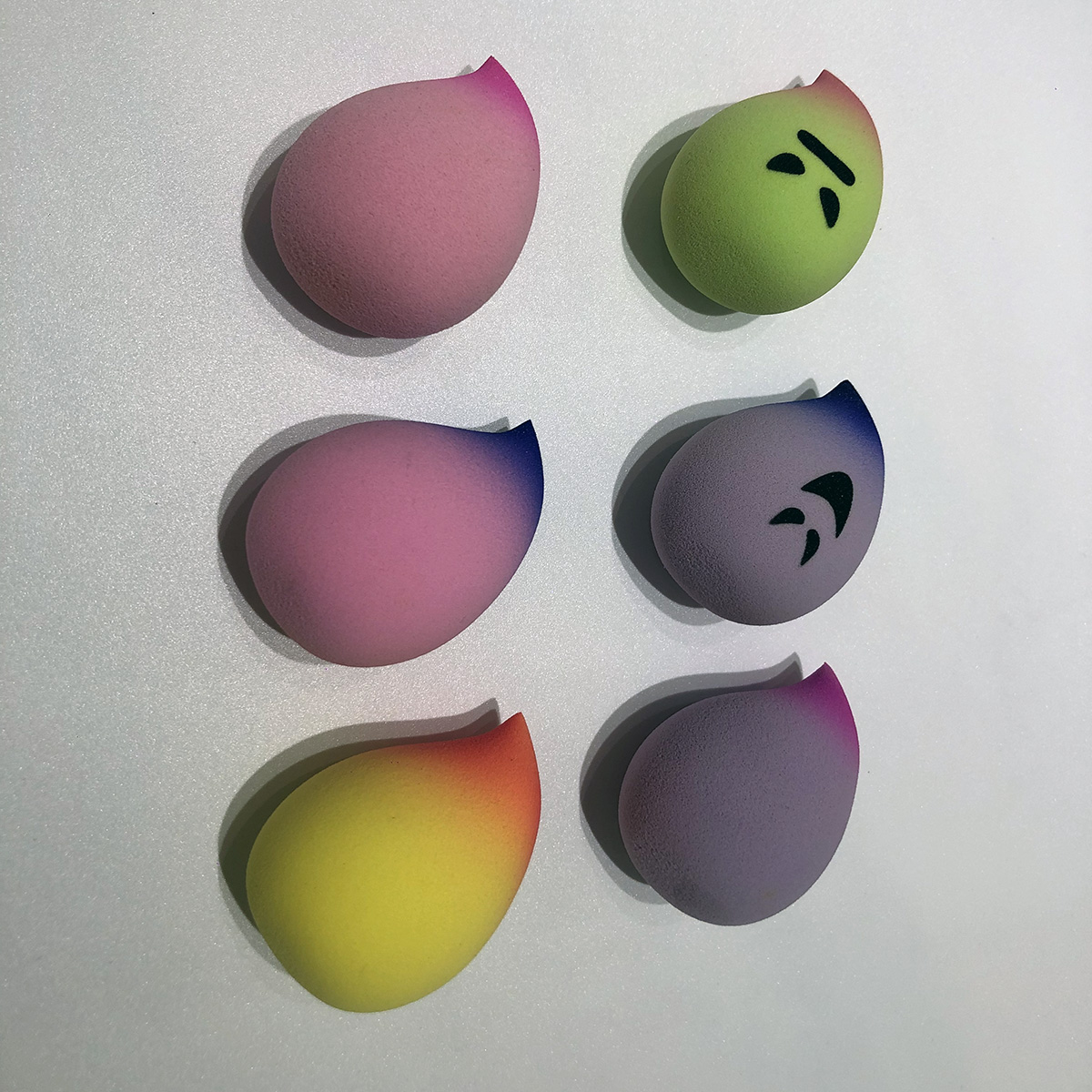 Factory direct sales of super cute ghost peach macaron beauty eggs. The appearance level is super amazing