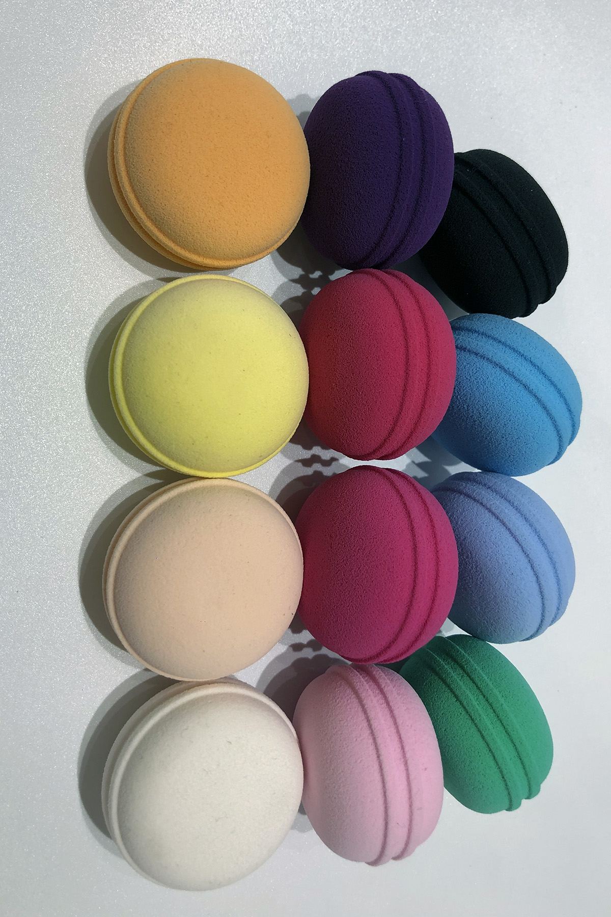 Factory direct sales of super cute ghost peach macaron beauty eggs. The appearance level is super amazing Application Scenario