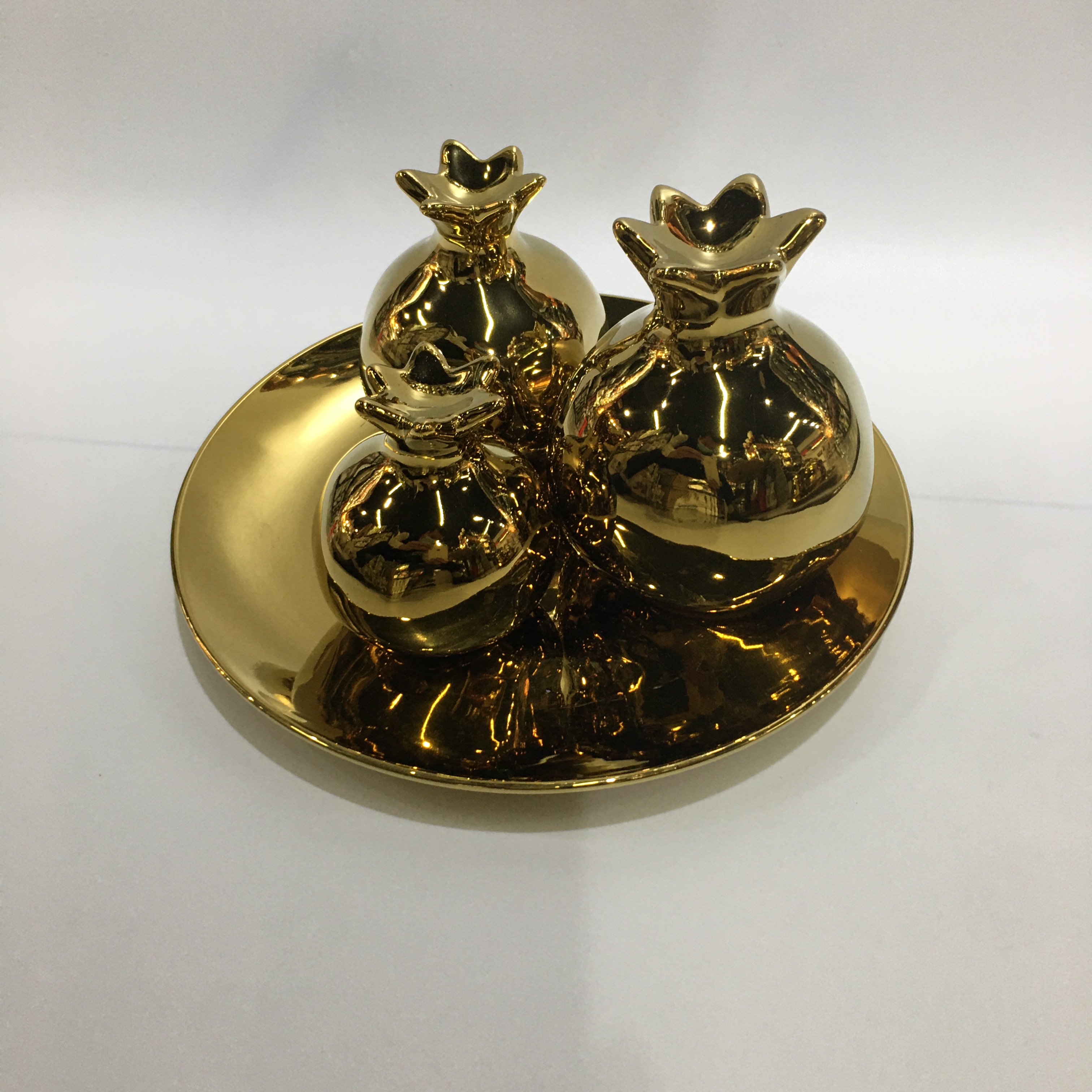 In 2025, Chinagoods ceramic handicrafts, hotel and home four-piece set, golden pomegranate figurine, modern and simple office creative figurine, wine cabinet and TV cabinet figurine, bestseller Application Scenario