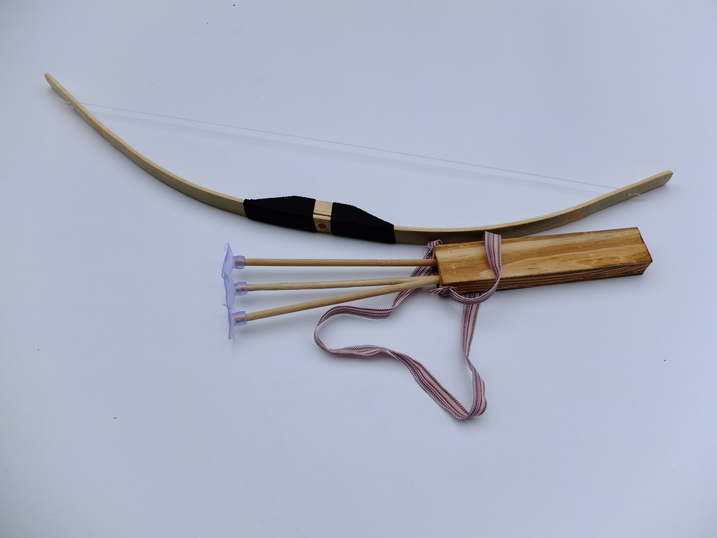 Factory direct sales of children's toys, wooden bow and arrow models, ancient traditional weapon models, non-destructive 60cm bows and arrows Application Scenario