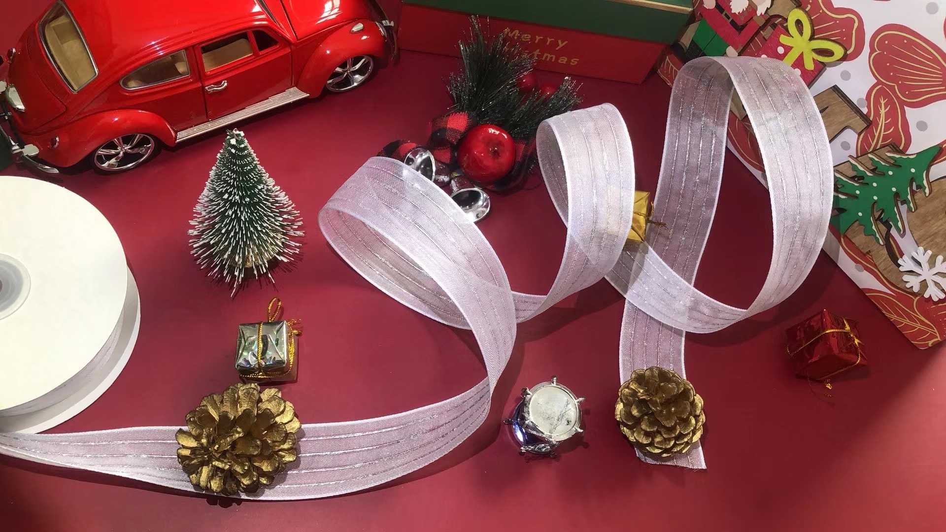 Item No. : 2199 Christmas Gift Packaging Decoration DIY White mesh fabric with 4 silver threads in the middle, double-sided iron wire webbing 3.8cm Specification image