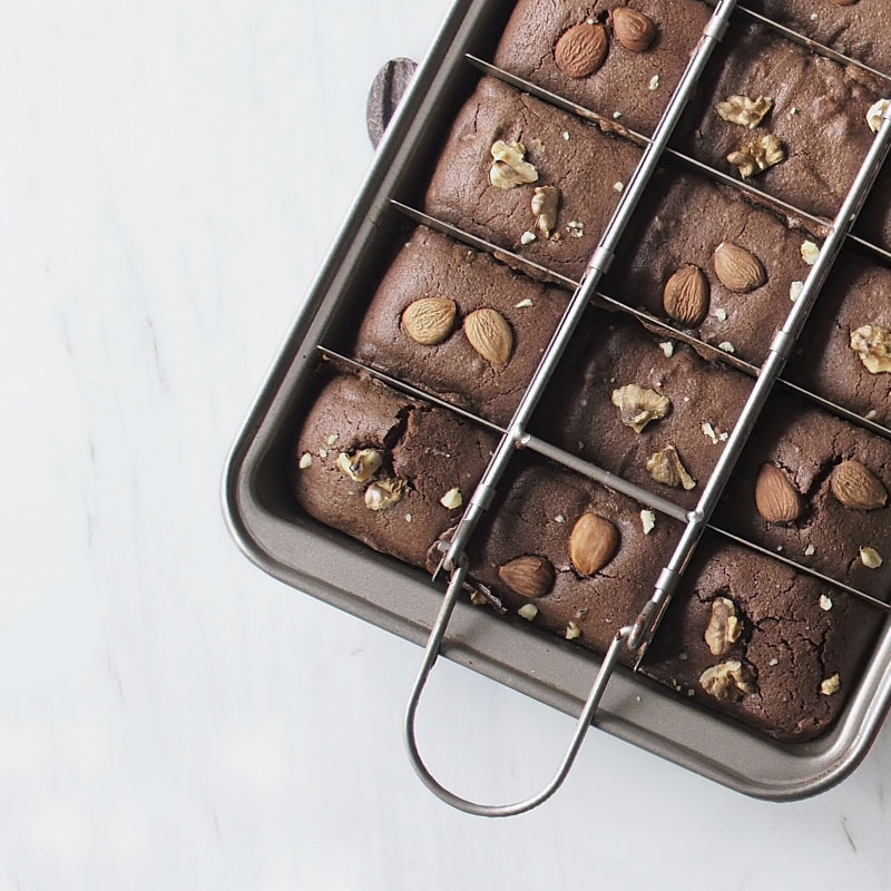 Two-piece cake mold set
