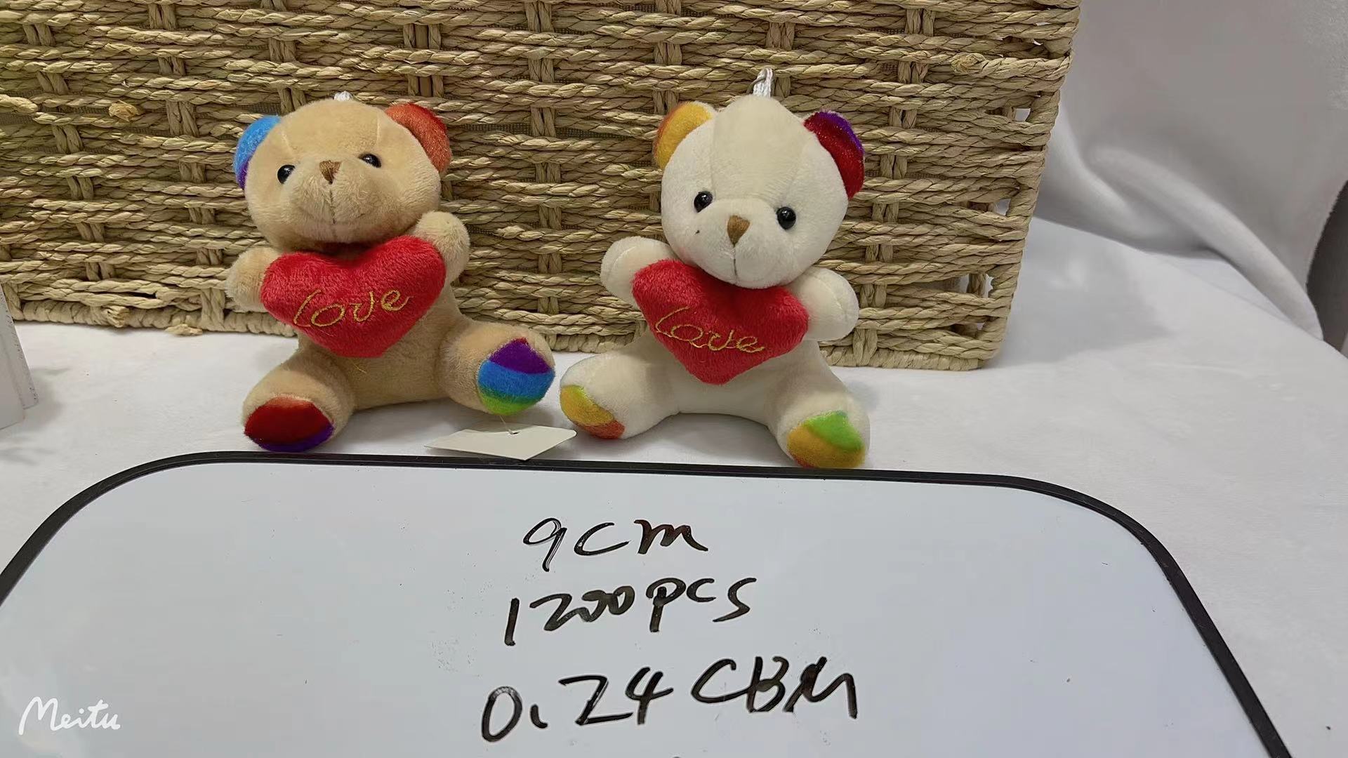 Cute little bear figurines with hearts in their arms. The pendants come in multiple colors and can be mixed and matched. details Picture