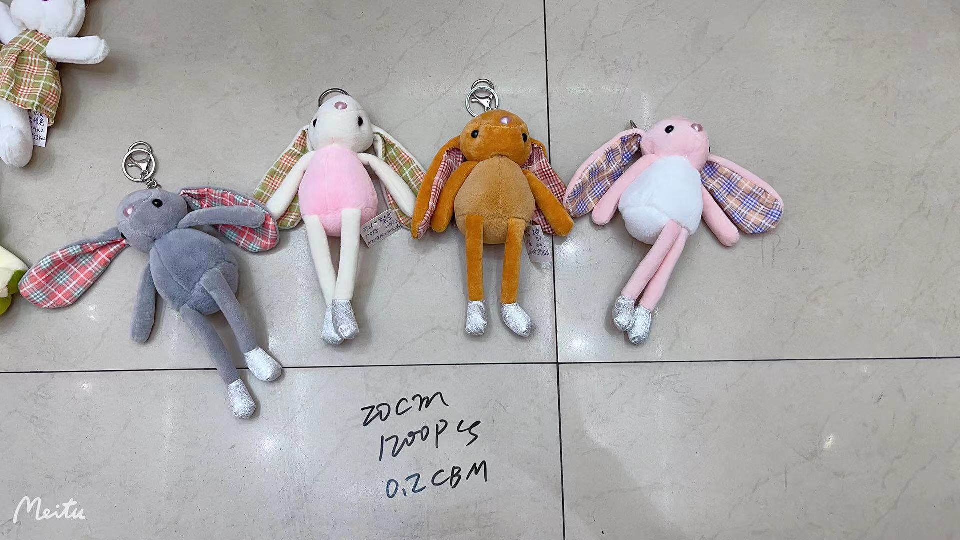 Cute big-eared rabbit figurines. The pendants come in multiple colors and the colors can be mixed details Picture
