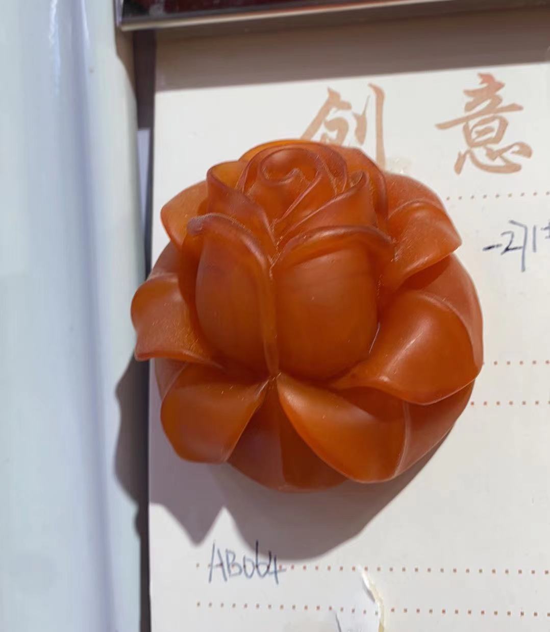 荧光浮水琥珀蜜蜡白花蜜叶子吊坠男女款金枝玉叶蜜蜡吊坠莲花