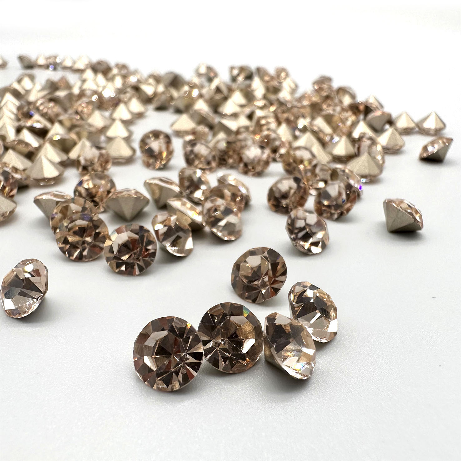 Xiangqin Crystal Jewelry Store S22 [4.9-5.0mm] Silk-colored gold quartz nail and nail diamond jewelry Crystal diamond accessories. Specification image