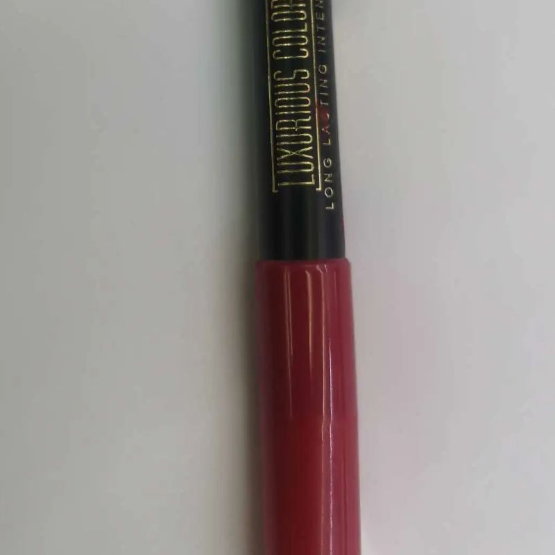 The lipstick pen has a smooth stroke, a delicate and flowing touch, is easy to color, and has a lustrous and moist appearance details Picture