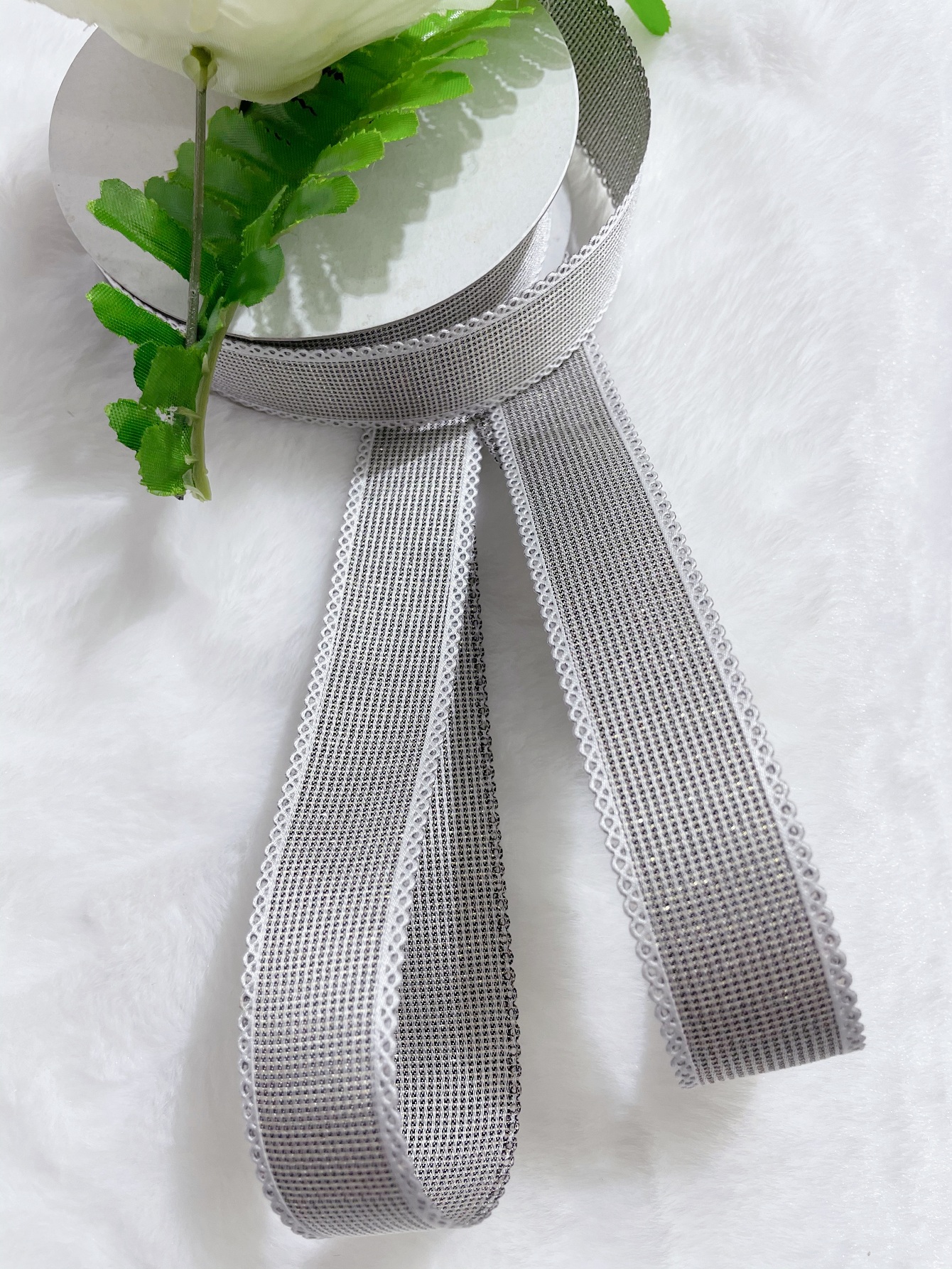 Factory Direct Sales New 2.5 Cm Black And White Small Check Gold Wire Jewelry With Packaging Belt Application Scenario