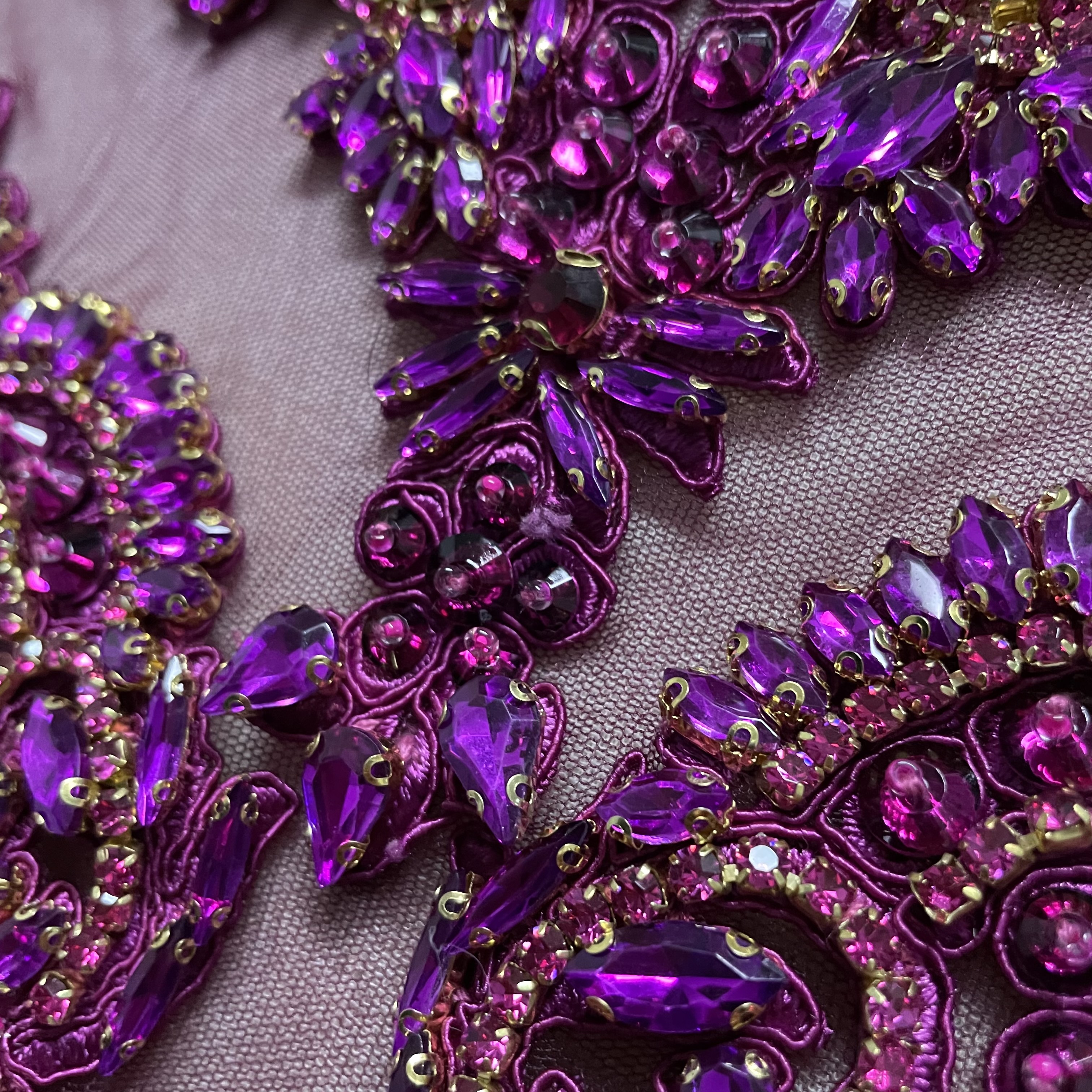 Hand-stitched beaded wedding dresses and evening gowns are decorated with lace decals Application Scenario