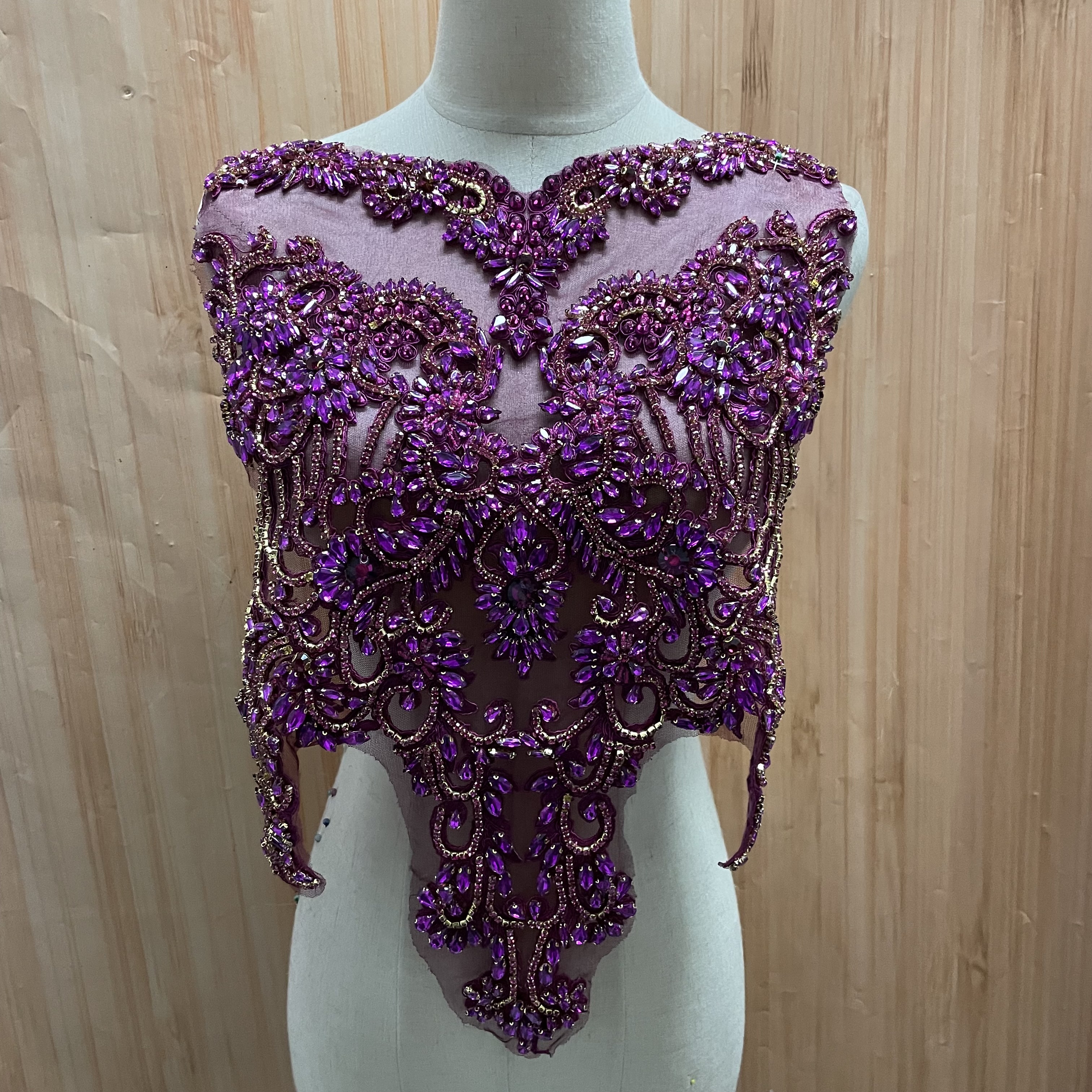 Hand-stitched beaded wedding dresses and evening gowns are decorated with lace decals Specification image