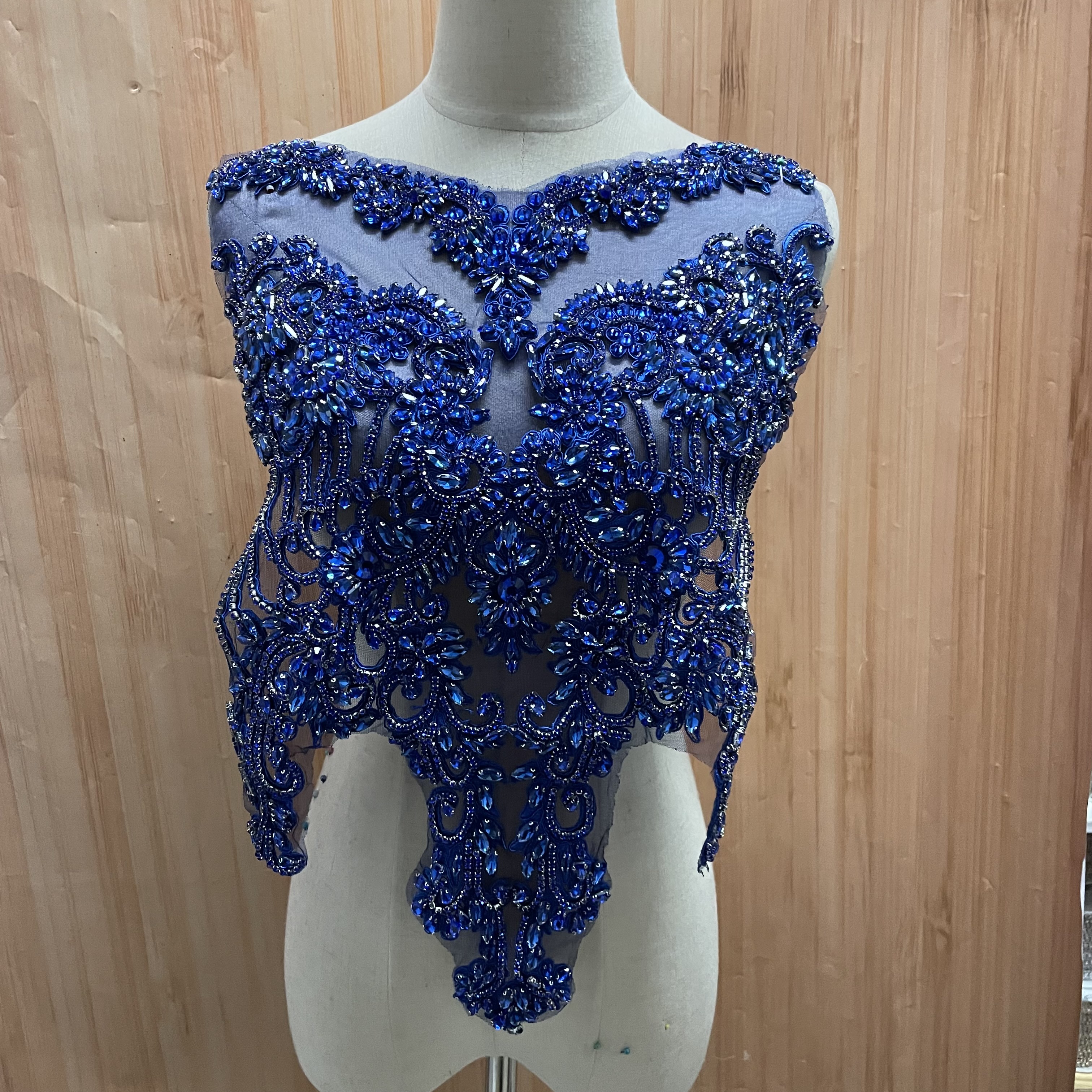 Hand-stitched beaded wedding dresses and evening gowns are decorated with lace decals Item Picture