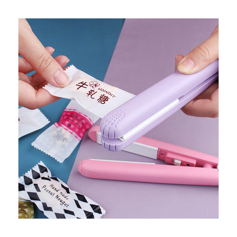 Sugar paper molding and sealing machine