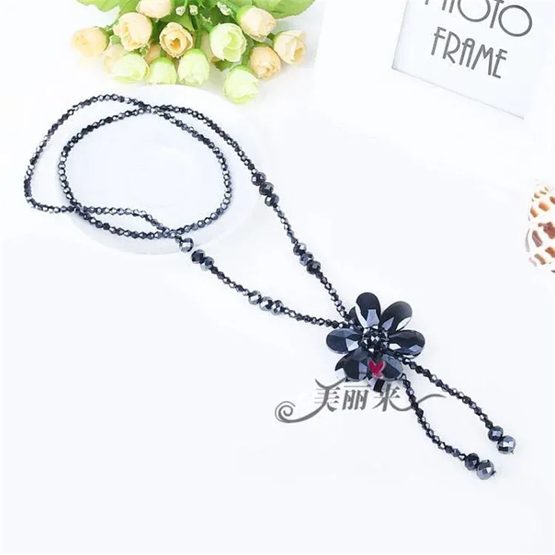 Totem Jewelry Crystal Beaded Double-Sided Floral Pendant Necklace 104 Application Scenario