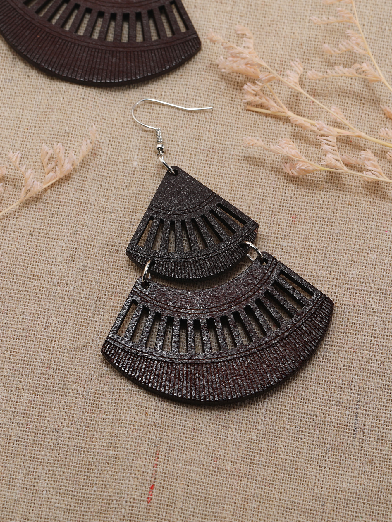 Boho tropical style ethnic style vintage handmade wooden printed earrings Fu Coir Coir 258 Application Scenario