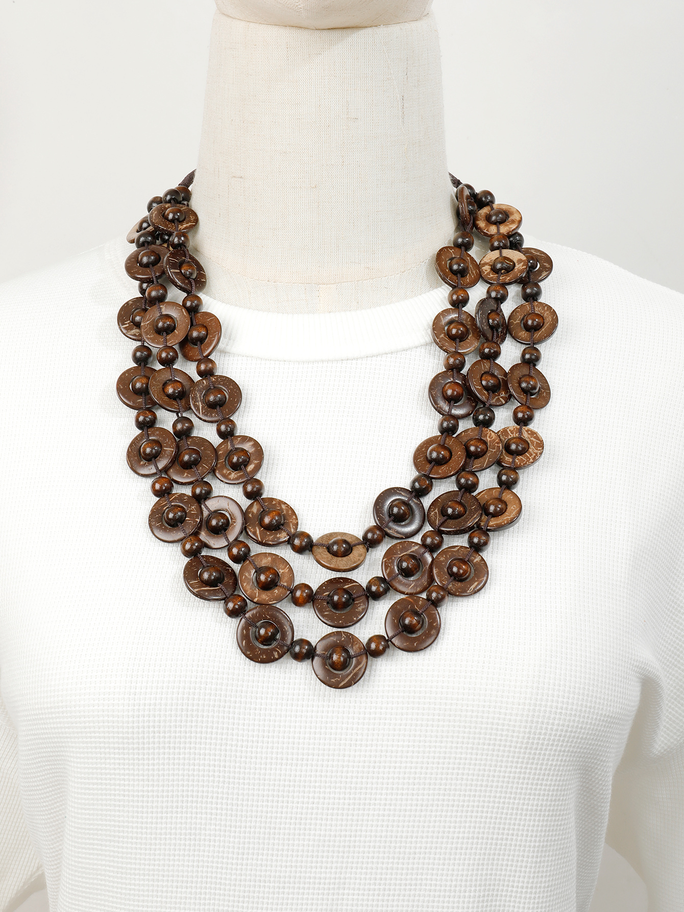 Bohemian tropical style ethnic style vintage handmade coconut shell necklace Fucoco-251 Application Scenario