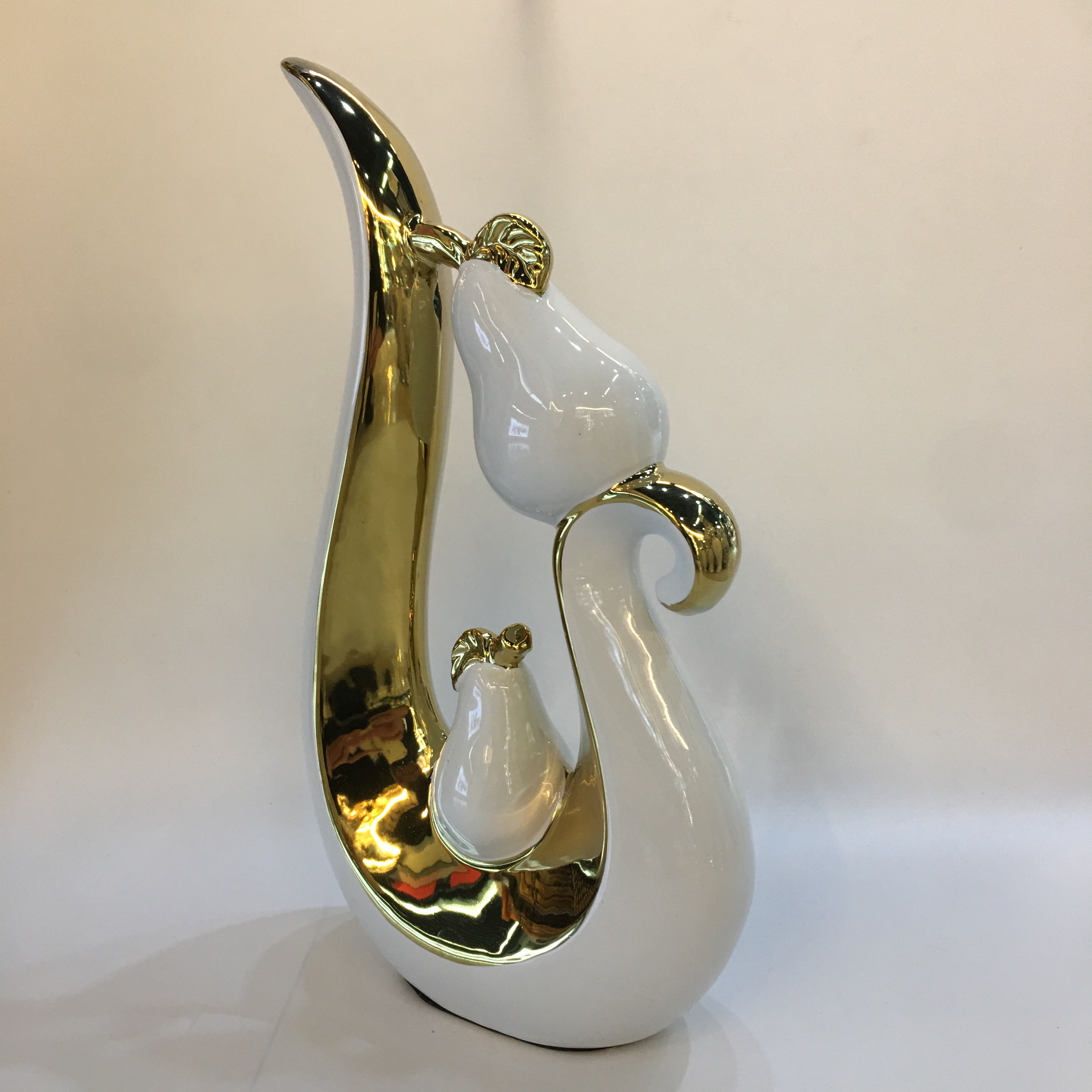 2025chinagoods904 New products: Handicrafts, gifts, craft ornaments, light luxury hotel and home ceramic electroplated ornaments, creative abstract art soft furnishings, office model room TV cabinet ornaments Application Scenario
