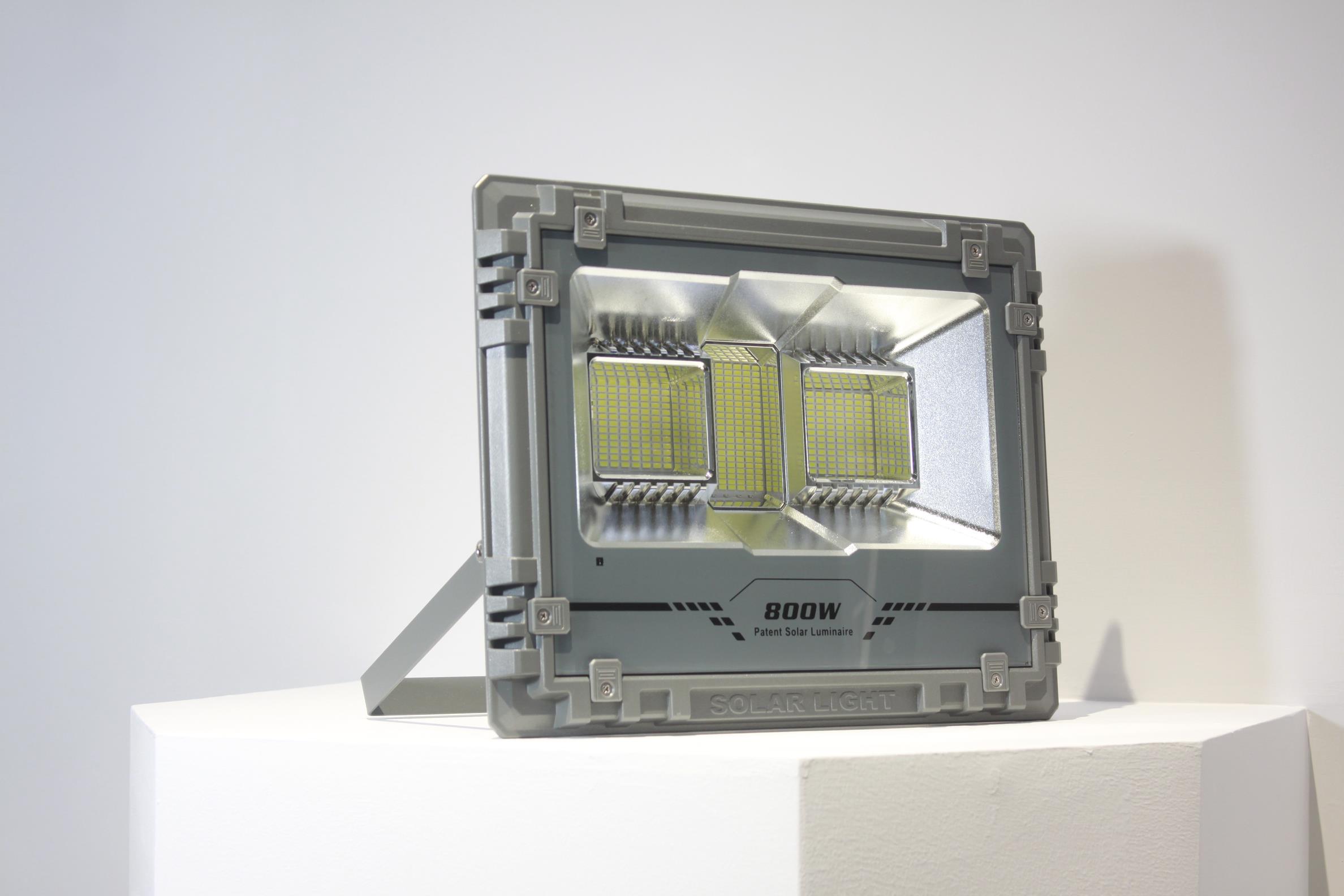Alien solar floodlight Outdoor courtyard LED high-brightness portable solar lamp white optical wide-angle pic 3