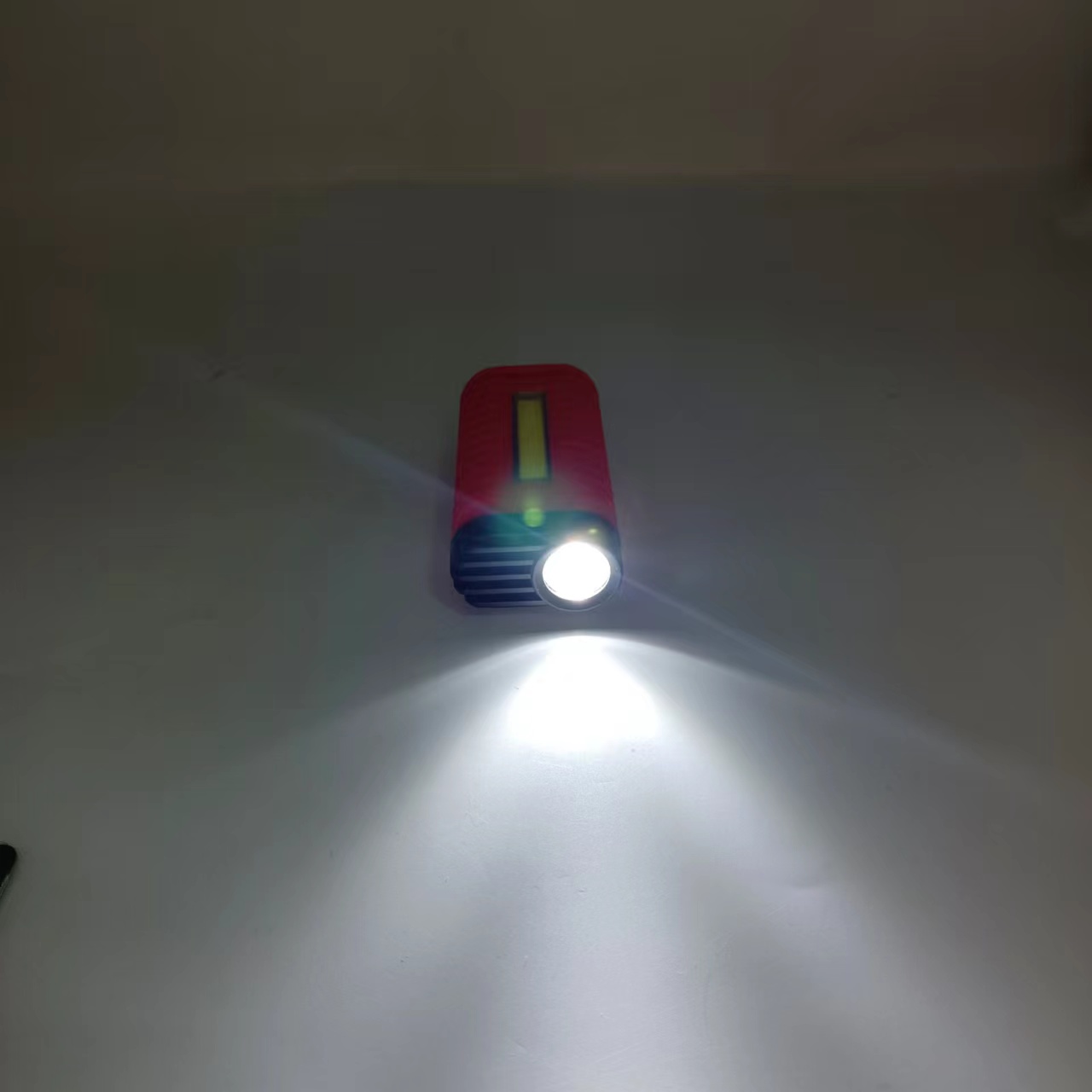 Led + Cob Portable Flashlight Usb Built-In Charging Outdoor Lighting Working Light Hiking Camping Flashlight Application Scenario