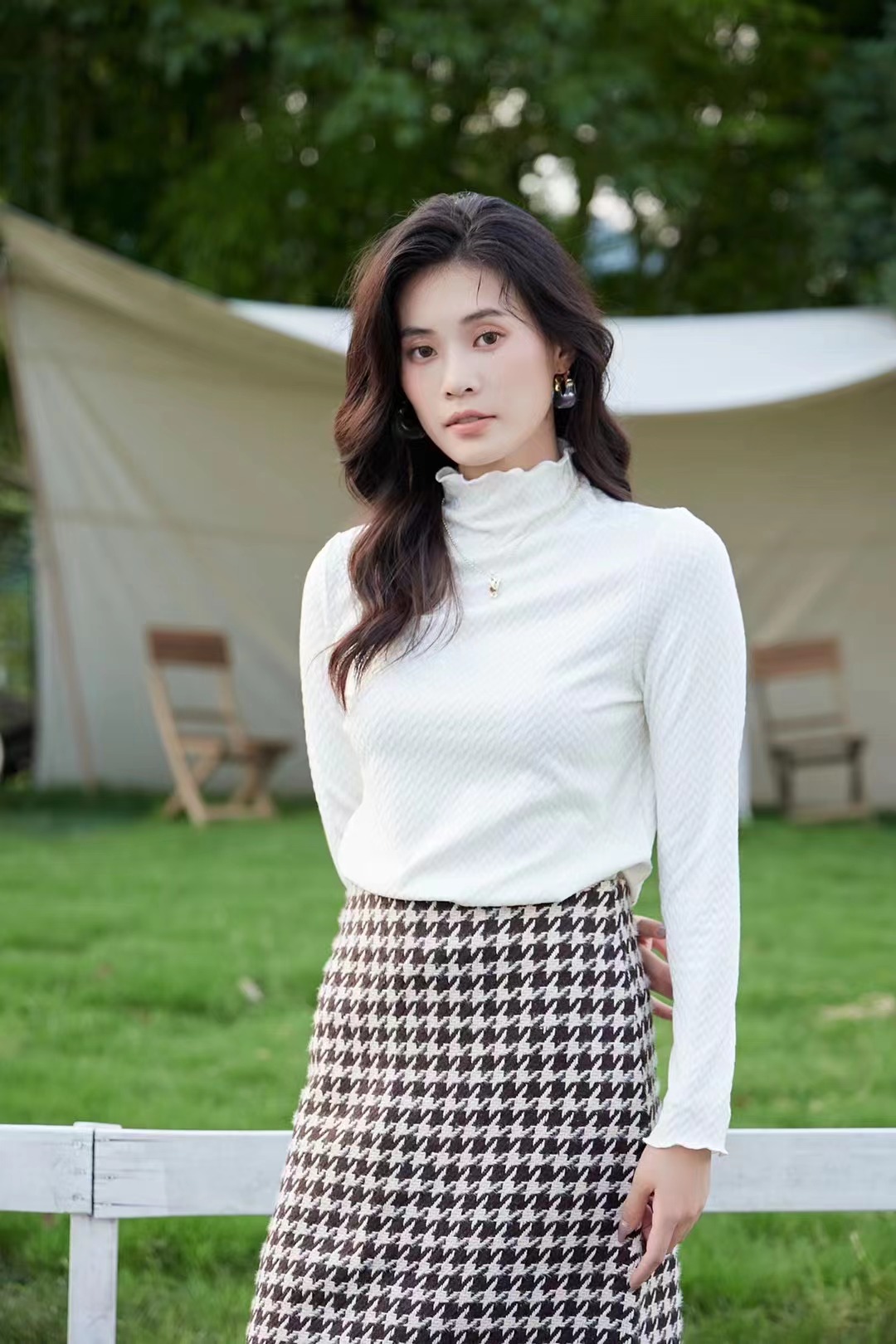 Autumn And Winter Fashion Women's High Neck Wooden Ear Lace Autumn And Winter With Wavy Thermal Top 8818 details Picture