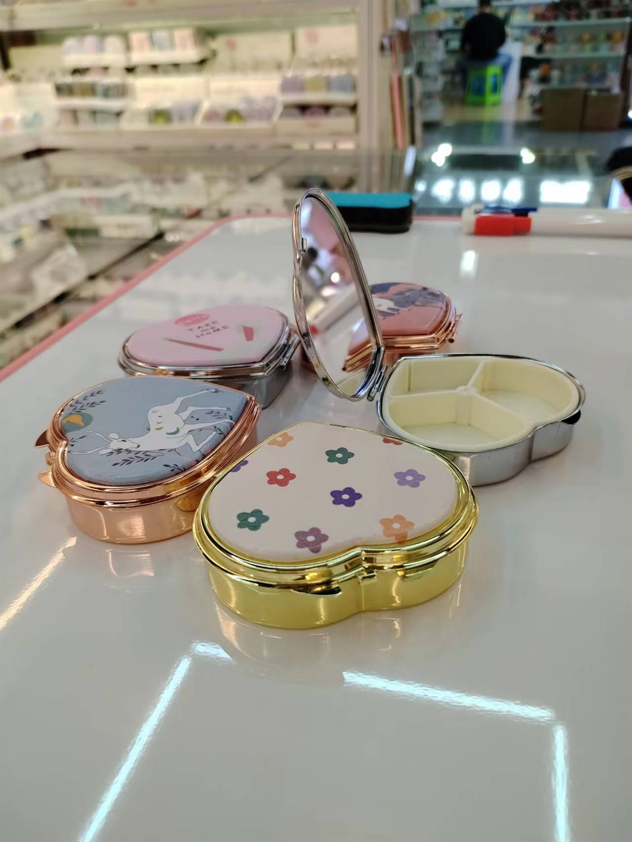 节日礼物爱心形PU可定制DIY个人配饰品盒药盒定LOGO 带镜子