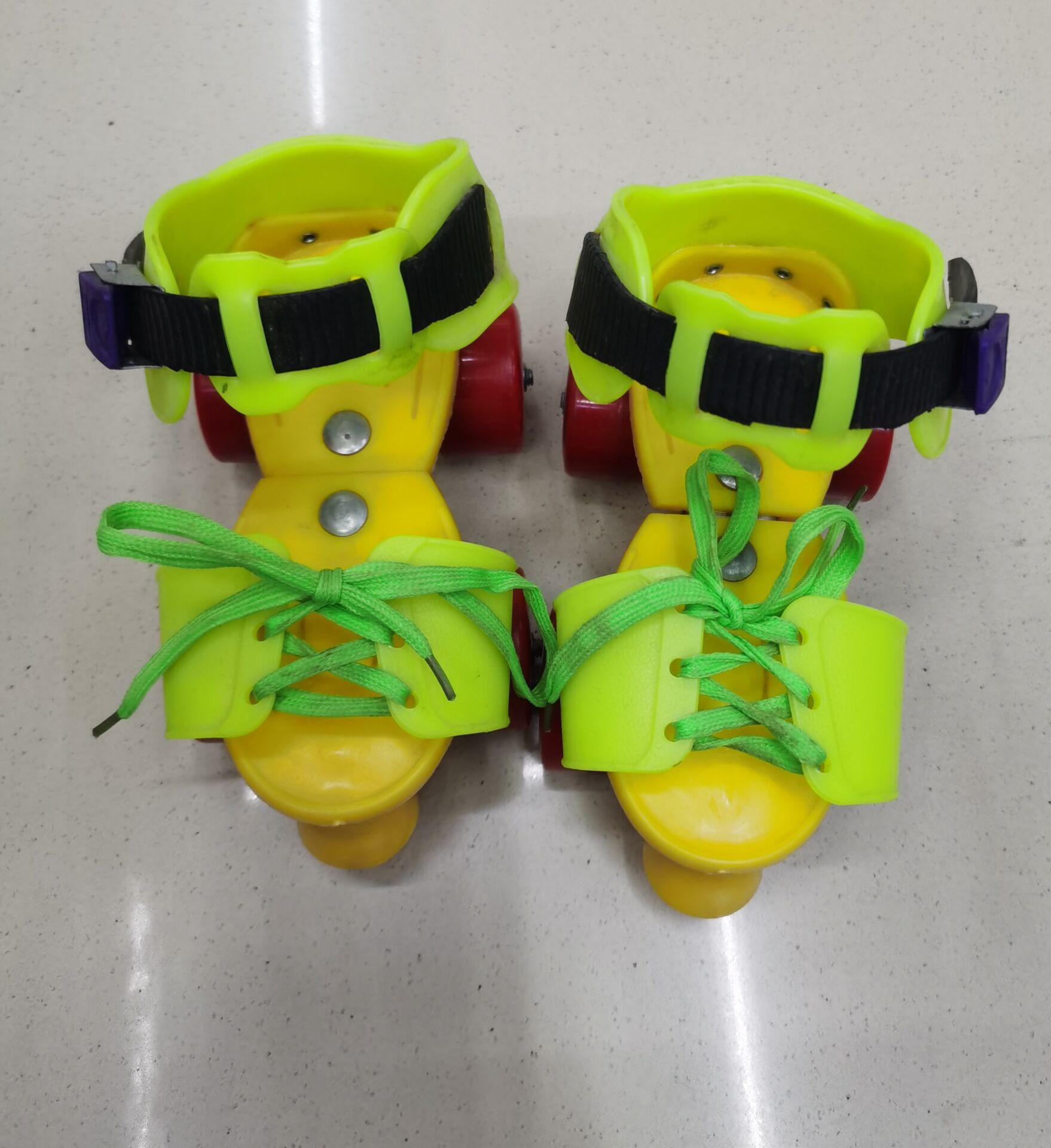 Strong Flying Children's Skates Four Skates Application Scenario