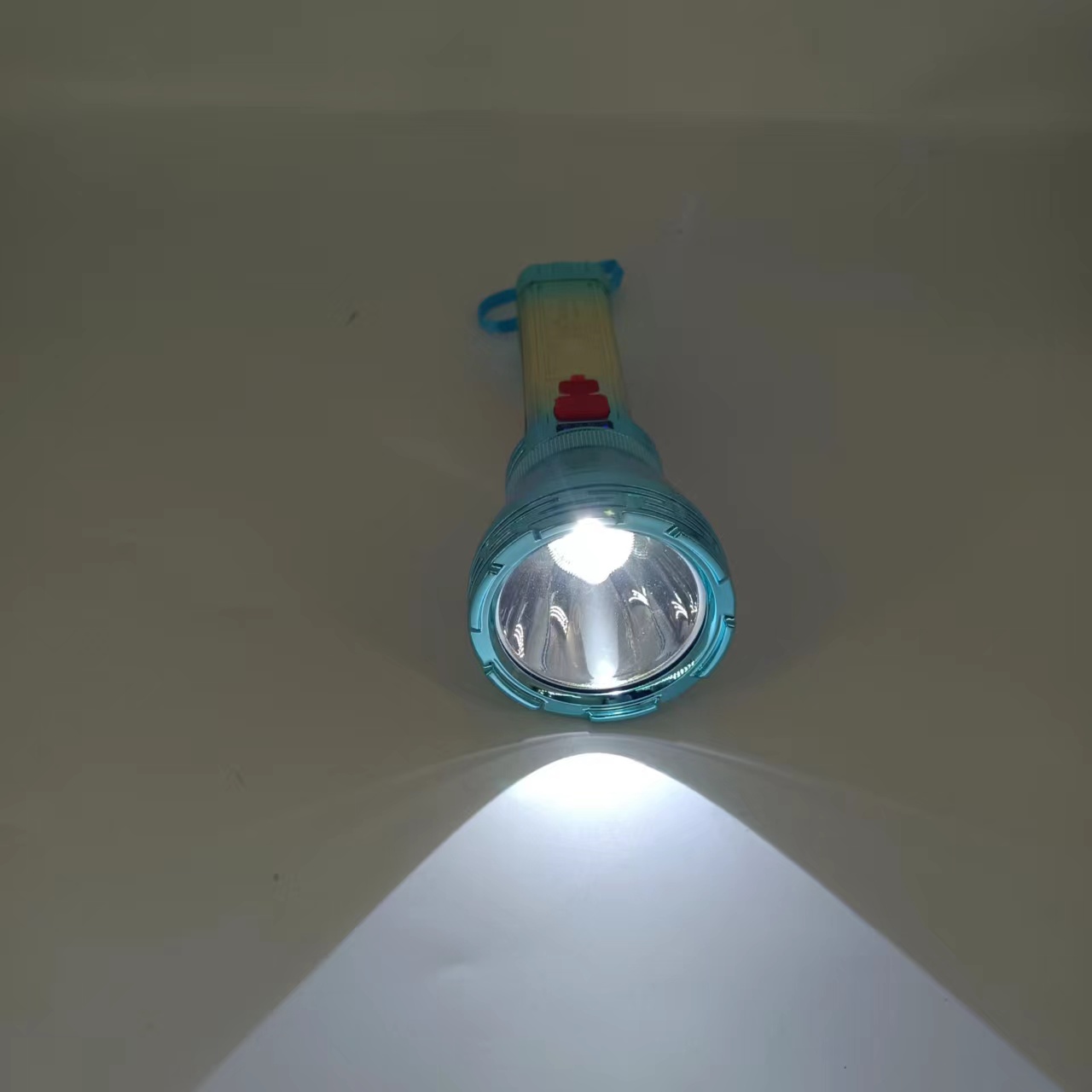 Super Bright Led Flashlight Rechargeable Dormitory Home Multi-Functional Emergency Flashlight Application Scenario
