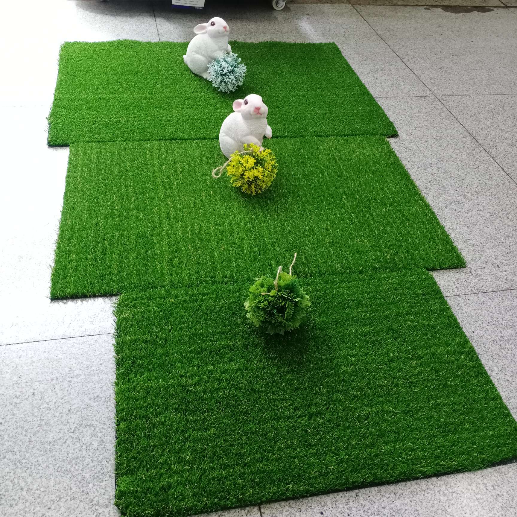 Children playing safely on Kuaiwei artificial grass in a home setting