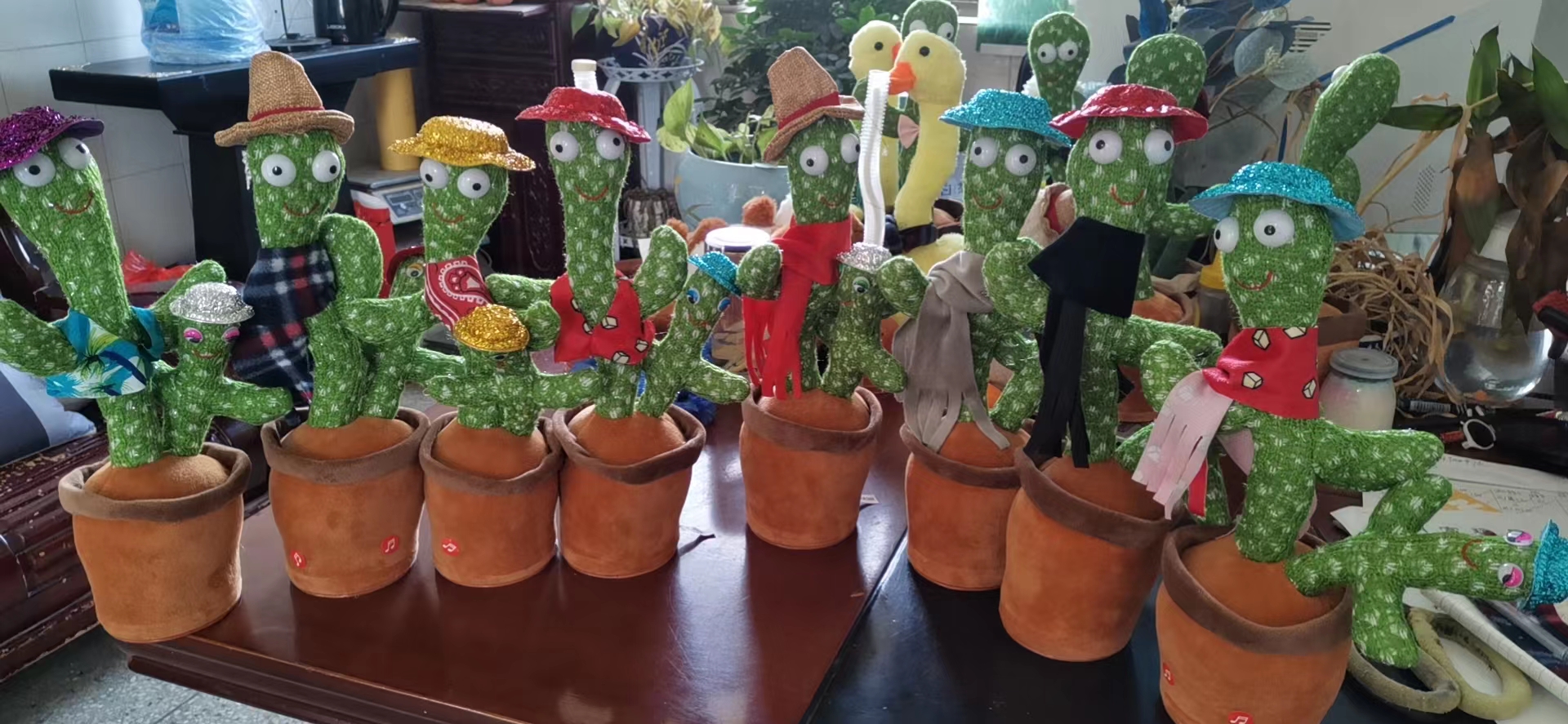 The best-selling electric toy, the mother-child cactus, twists its battery