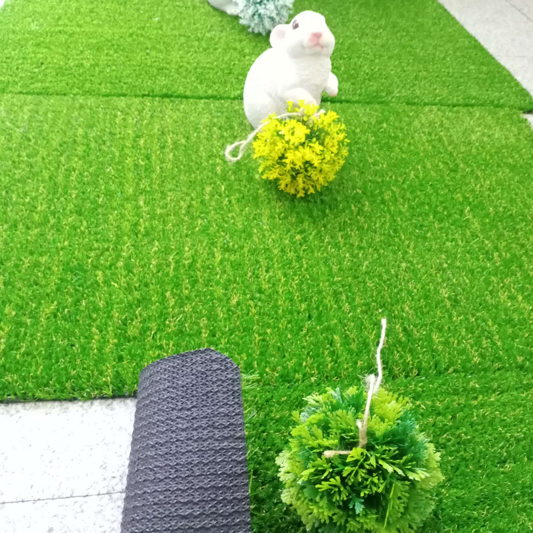 Stylish outdoor lounge area featuring Kuaiwei artificial grass
