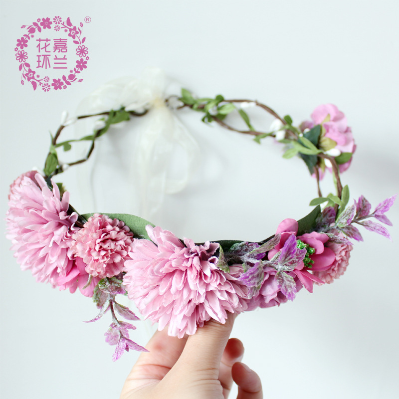 The Southeast Asian tropical style, with its charming, bright red fringed rose headband, is also perfect for taking photos when going out for a trip Application Scenario