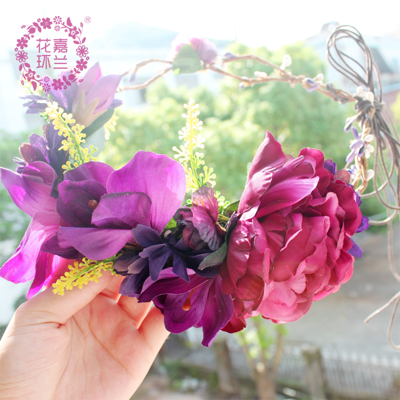 The Southeast Asian tropical style, with its charming, bright red fringed rose headband, is also perfect for taking photos when going out for a trip details Picture