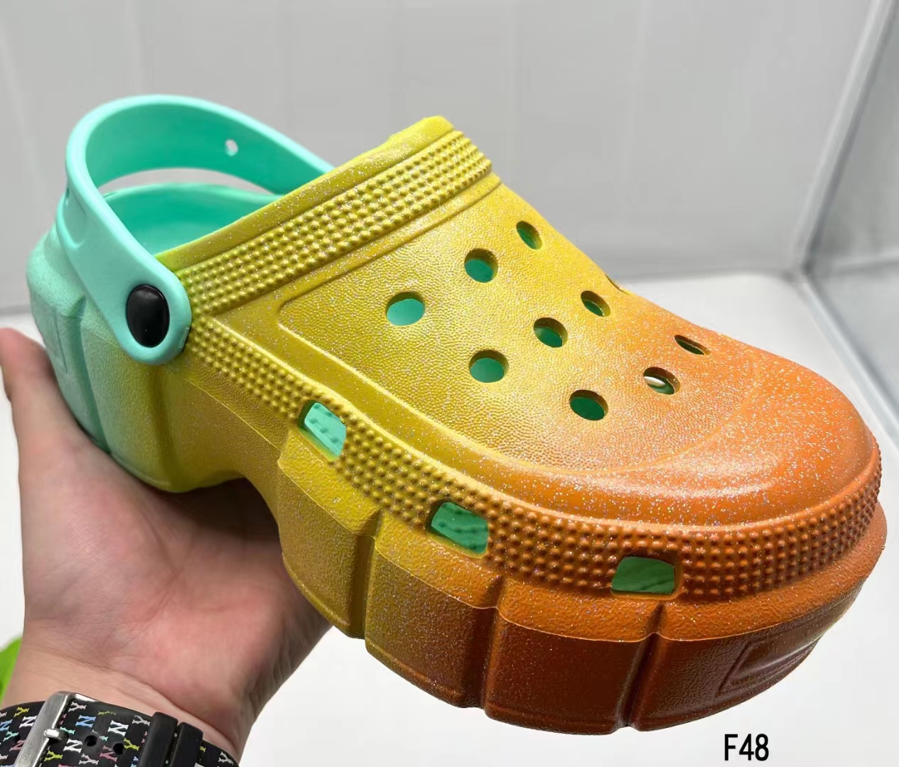 Crocs female summer wear colorful soles new elevating network red graffiti thick soles non-slip nurse Bao first two wear slippers