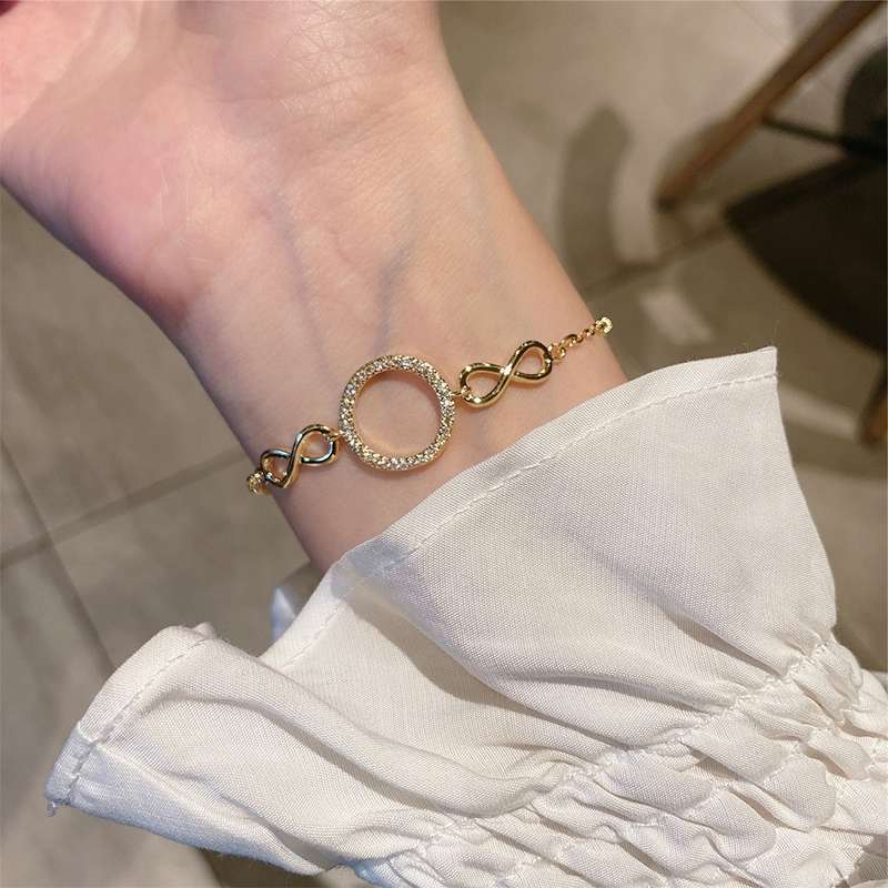 The top color new niche design, InS-style, pull-out adjustable golden retro bracelet, is a simple and elegant female companion accessory