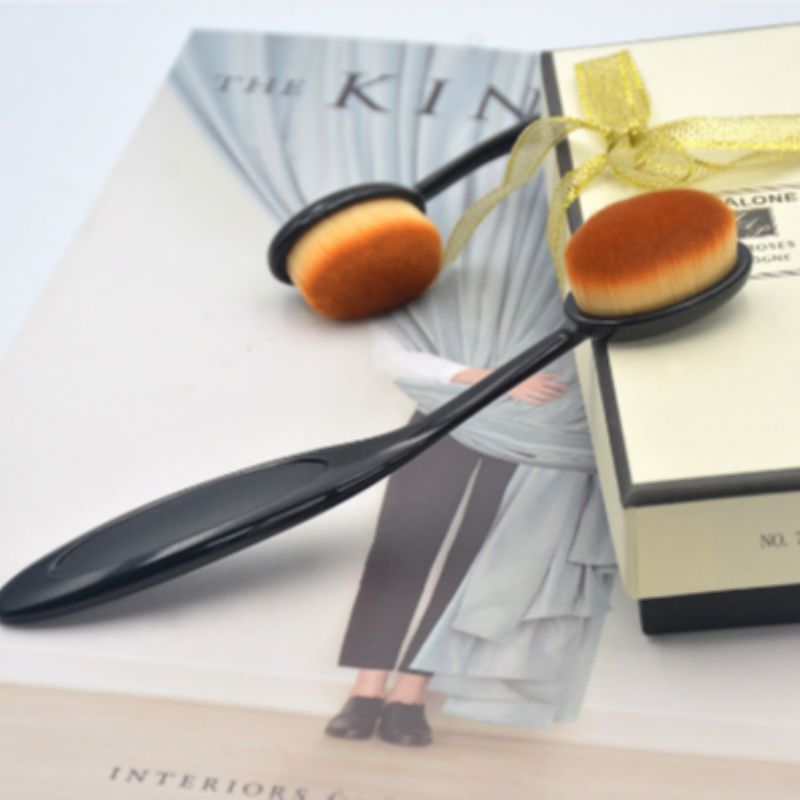 The toothpaste-type makeup brush has rich bristles, leaving no marks when applying makeup and is multi-functional with one brush
