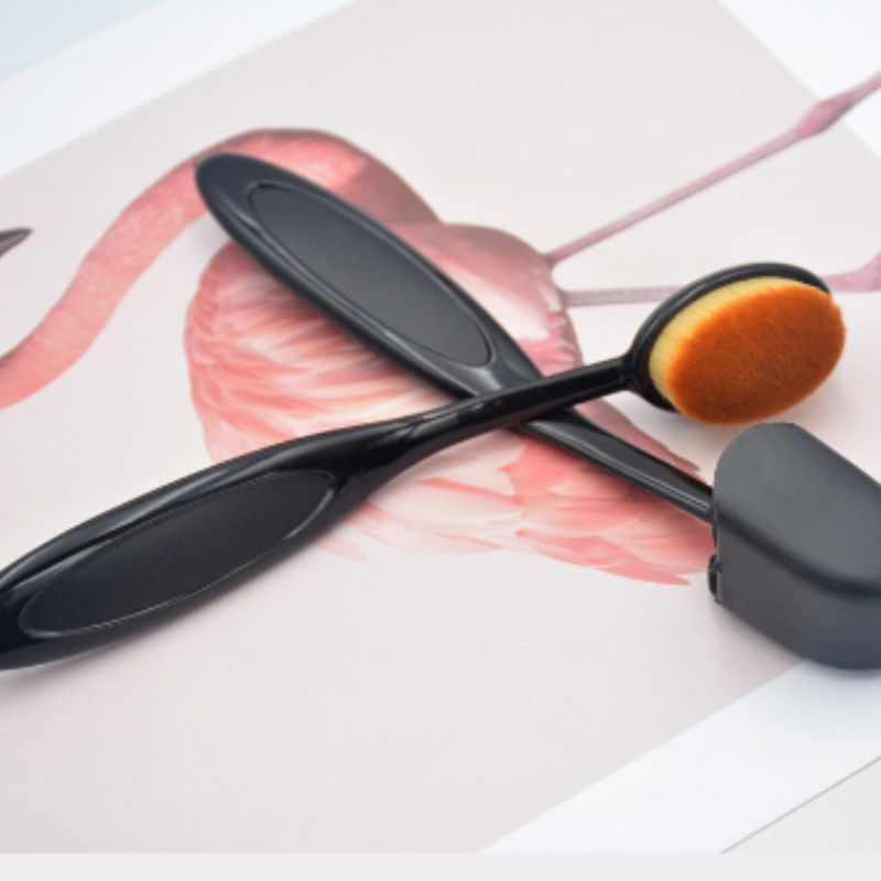 The toothpaste-type makeup brush has rich bristles, leaving no marks when applying makeup and is multi-functional with one brush details Picture