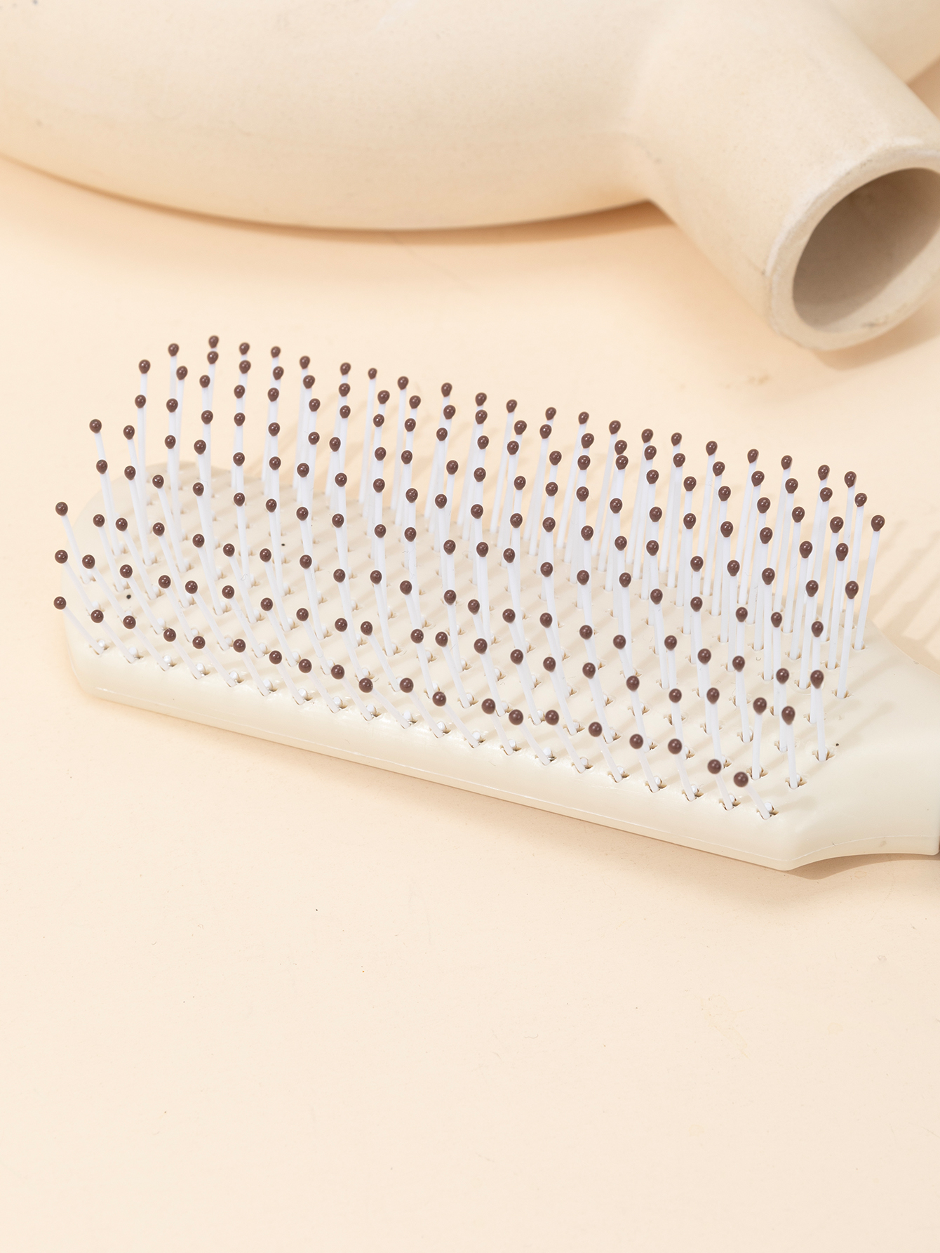 Cute bamboo and wood hair smoothing combs, home fashion airbag combs, fluffy hair root styling massage scalp combs wholesale Application Scenario