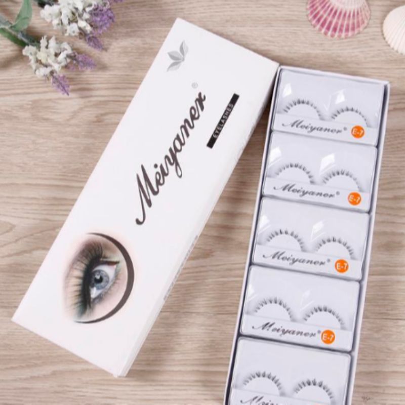 The new natural false upper and lower eyelashes simulate thick and dense makeup eyelashes