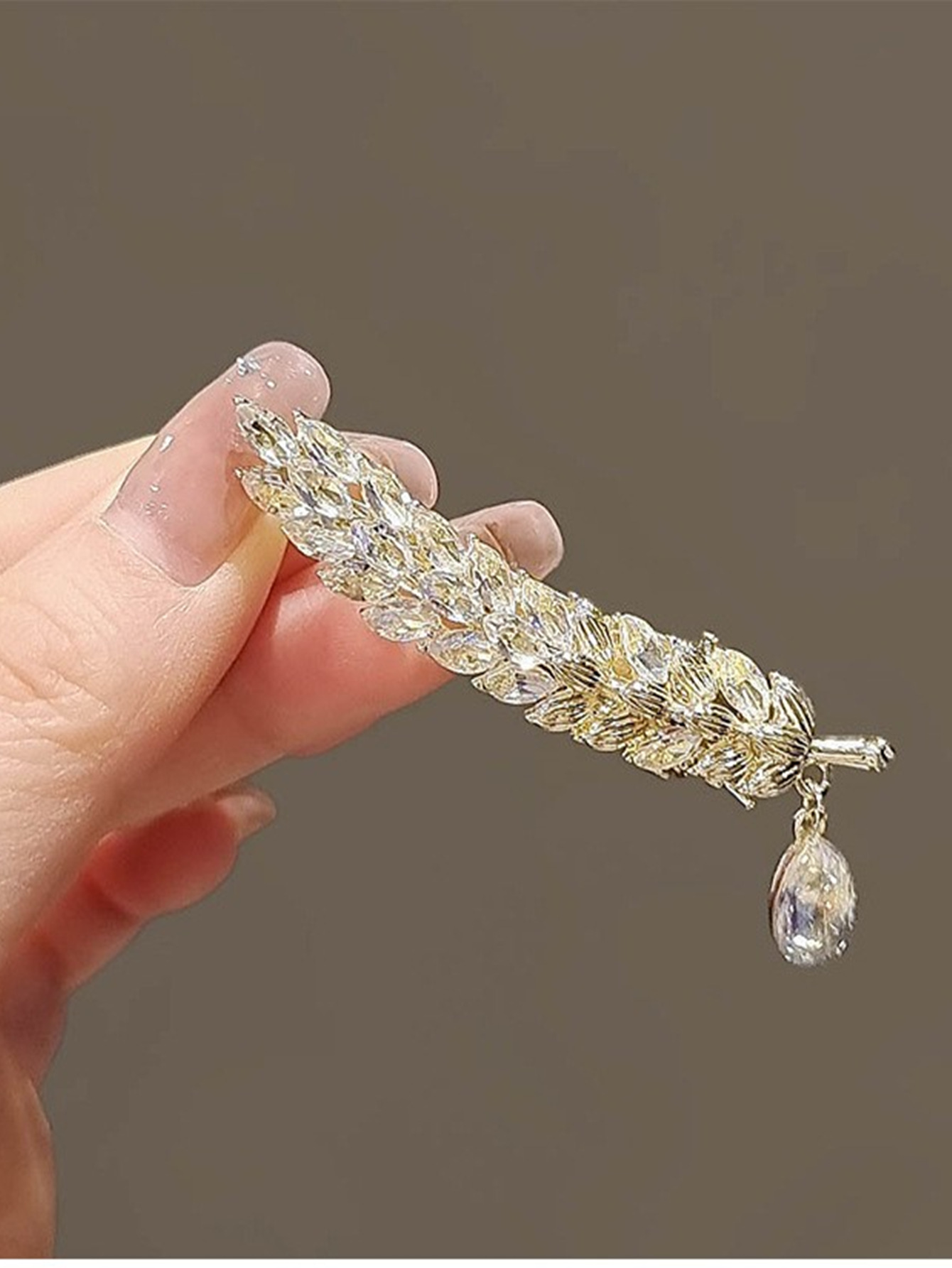 Popular accessories: Hairpins and shell flowers pic 1