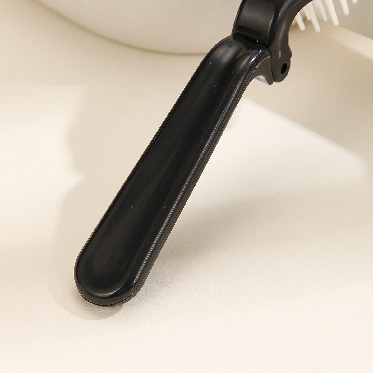 Plastic folding comb, hair comb, portable mini multi-functional travel soft-toothed massage comb Application Scenario