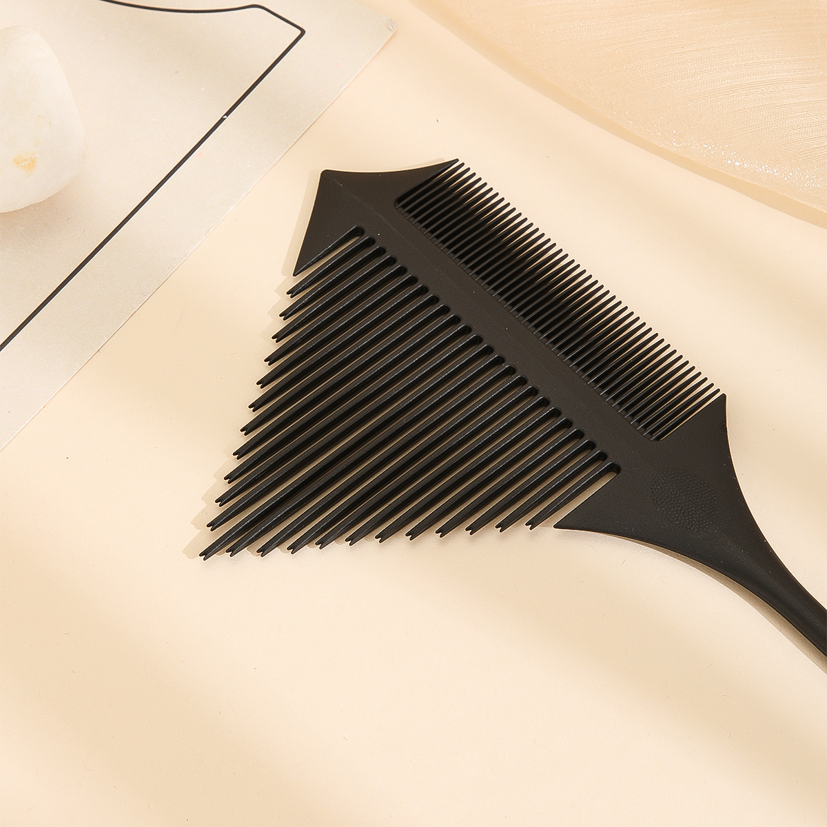 Hair picking and dyeing comb with dense teeth, hair picking and dyeing zones, tip and tail hair dyeing tools Specification image